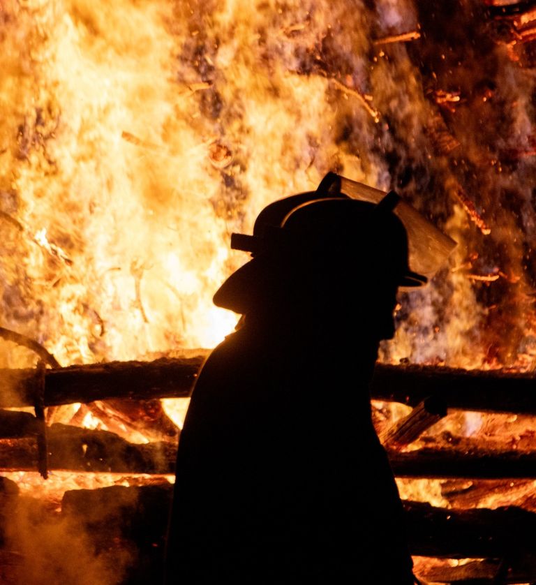 Silhouette vor dem Feuer