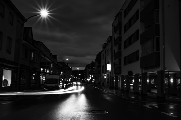 Lichtspuren ab Abend wie in einem Film mit Lens-Flare